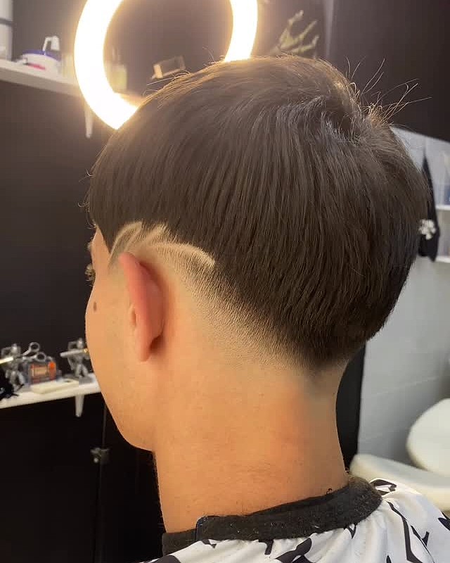 Κούρεμα με σχέδιο στο dark style barber