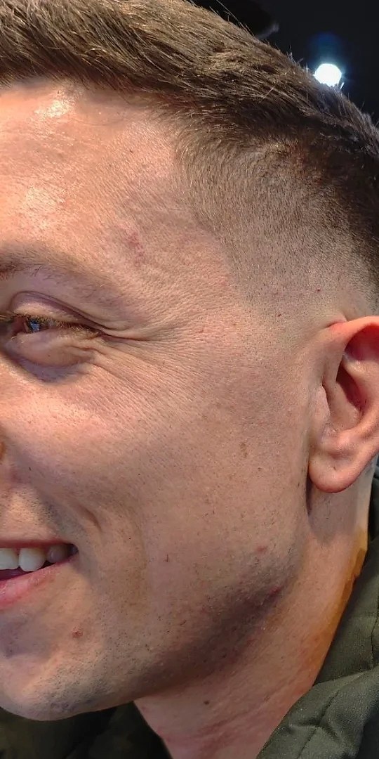 Καθαρό fade στο dark style barber