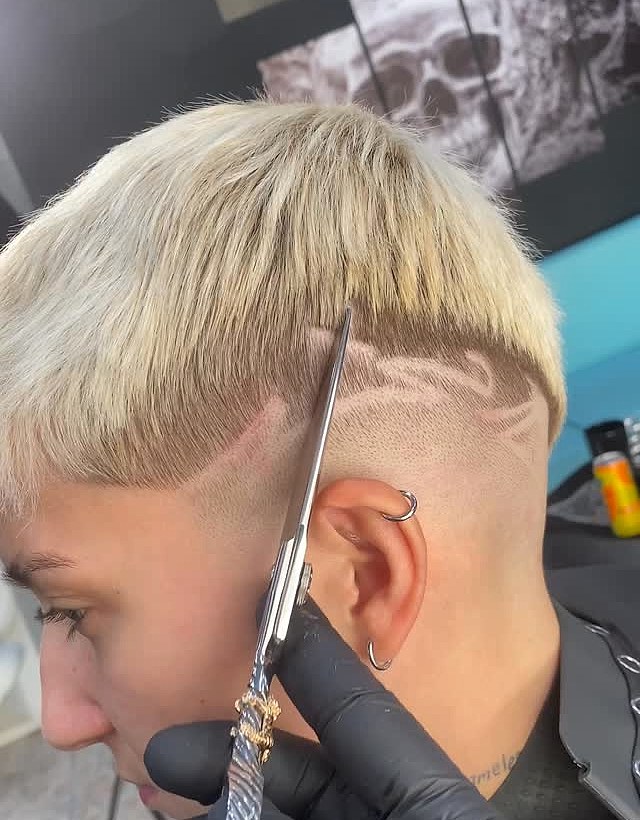 Καθαρό fade στο dark style barber