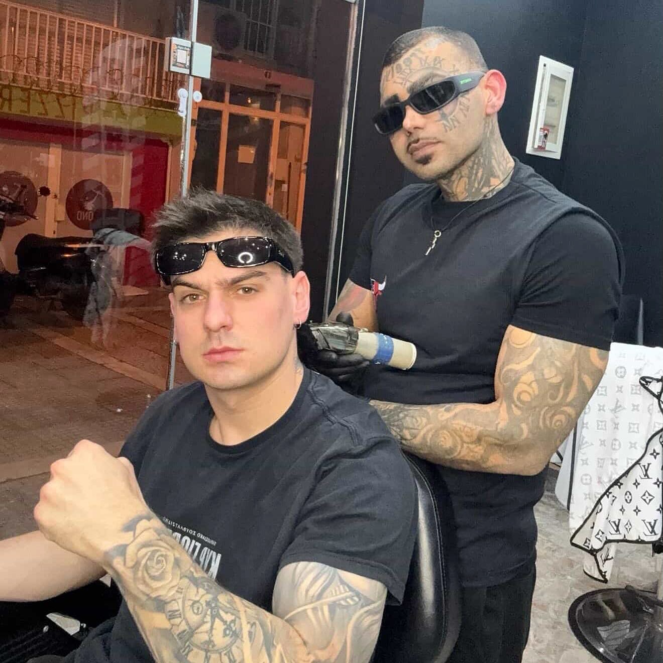 Ο Νίκος, ο κουρέας του dark style barber, εν ώρα δουλειάς